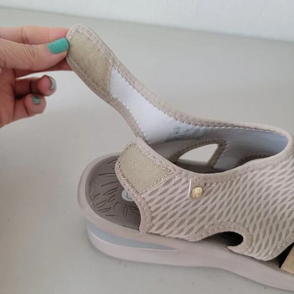 Bzees Beige Stretch Wedge Sandals Slip On Women Size 11 Cloud Technology Comfort - Picture 8 of 12